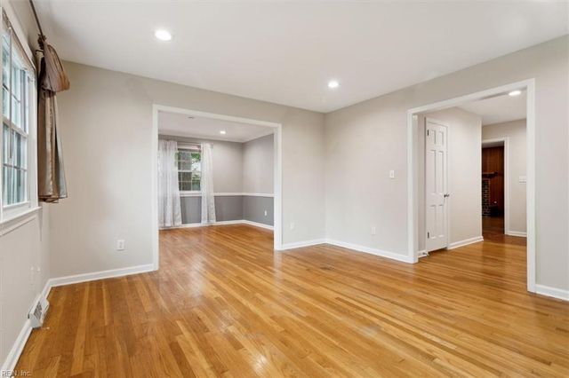 121 Burnham PL, Newport News, VA 23606