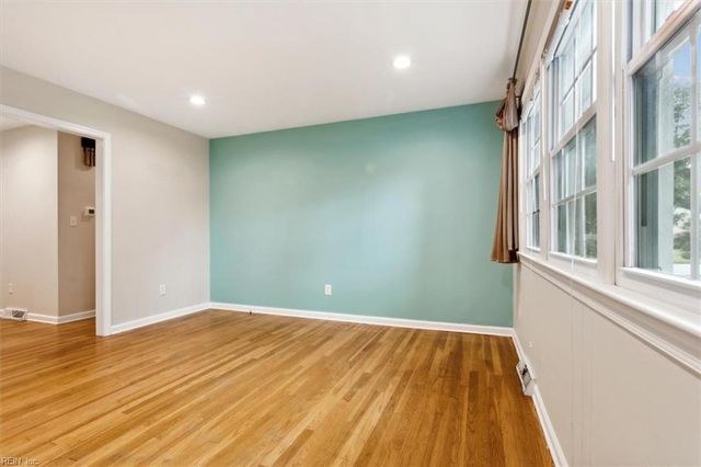 121 Burnham PL, Newport News, VA 23606