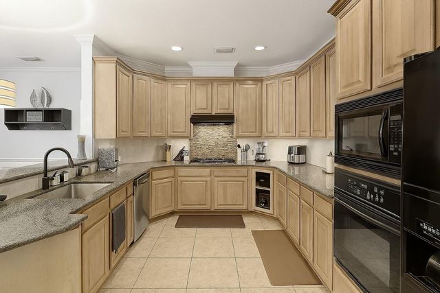 2646 Couch, Houston, TX 77008