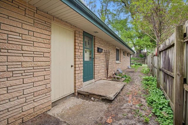 227 Hine AVENUE, Waukesha, WI 53188