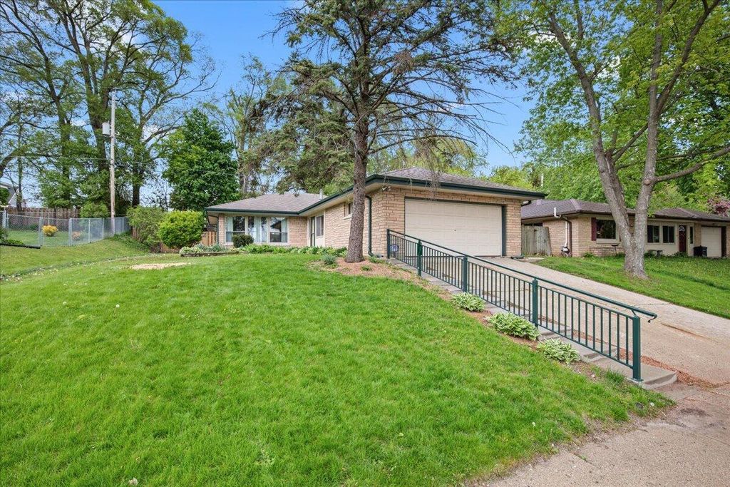 227 Hine AVENUE, Waukesha, WI 53188