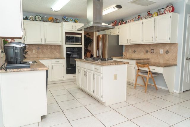 7818 Clover Knoll Court, Houston, TX 77095