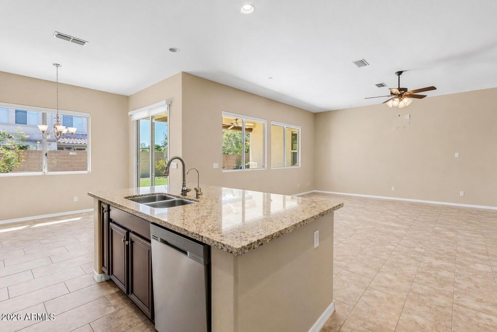 Image 11 of property listing at 2827 E MUIRFIELD Street, Gilbert, AZ 85298