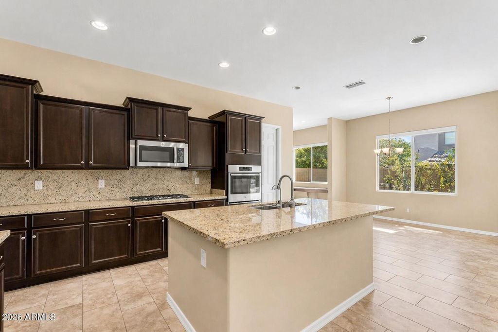 Image 13 of property listing at 2827 E MUIRFIELD Street, Gilbert, AZ 85298