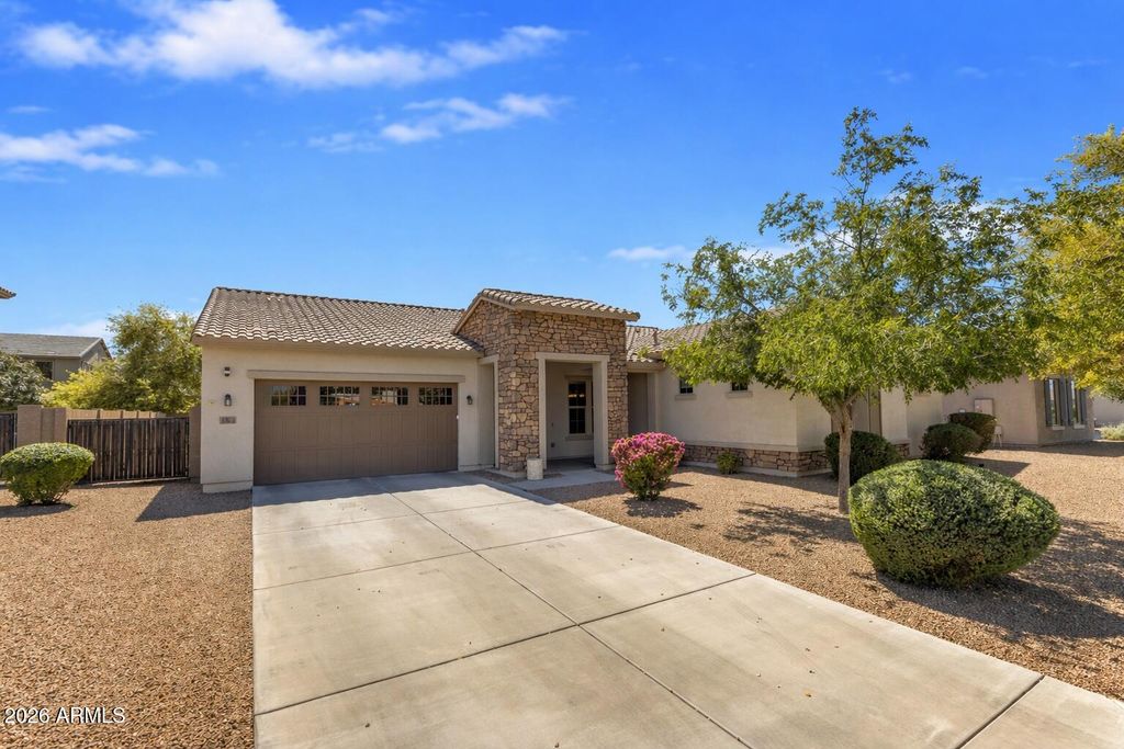 Image 2 of property listing at 2827 E MUIRFIELD Street, Gilbert, AZ 85298