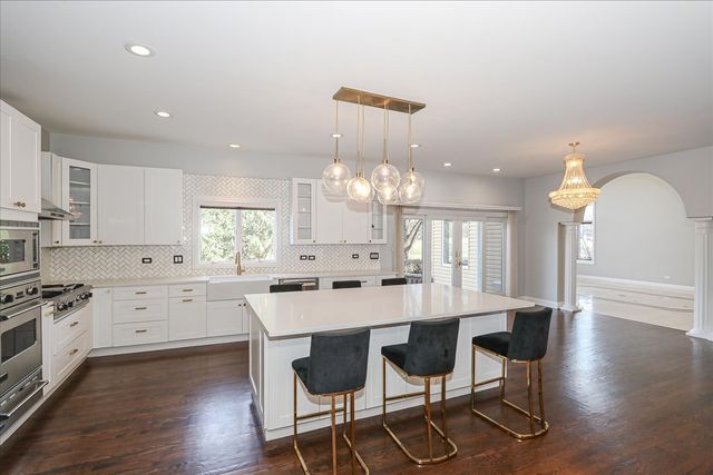 5N523 E Lakeview Circle, St. Charles, IL 60175