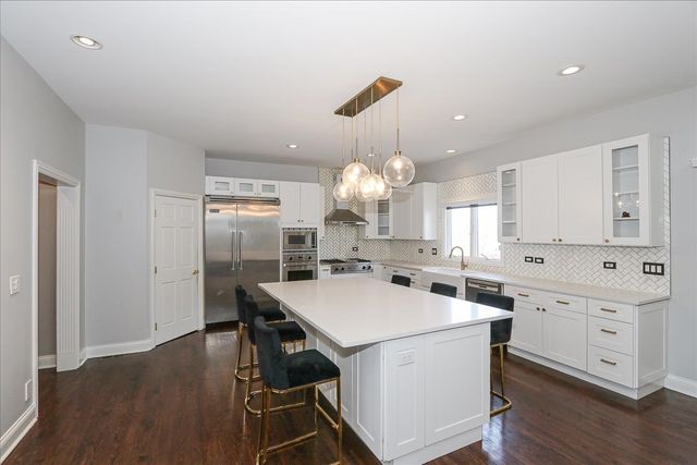 5N523 E Lakeview Circle, St. Charles, IL 60175