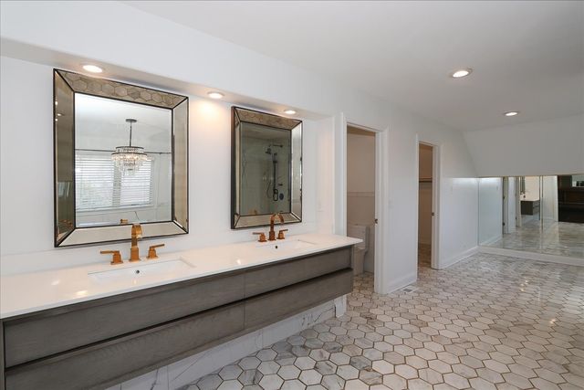 5N523 E Lakeview Circle, St. Charles, IL 60175