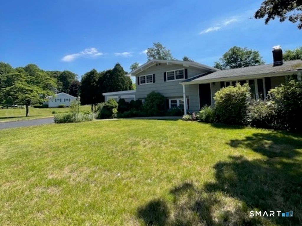 21 McDermott Circle, Hamden, CT 06518