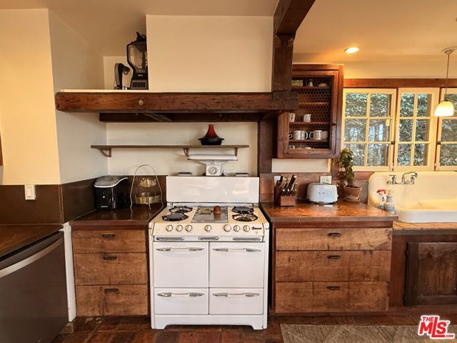 2566 Verbena Drive, Los Angeles, CA 90068