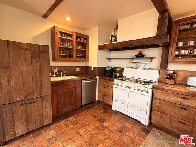 2566 Verbena Drive, Los Angeles, CA 90068