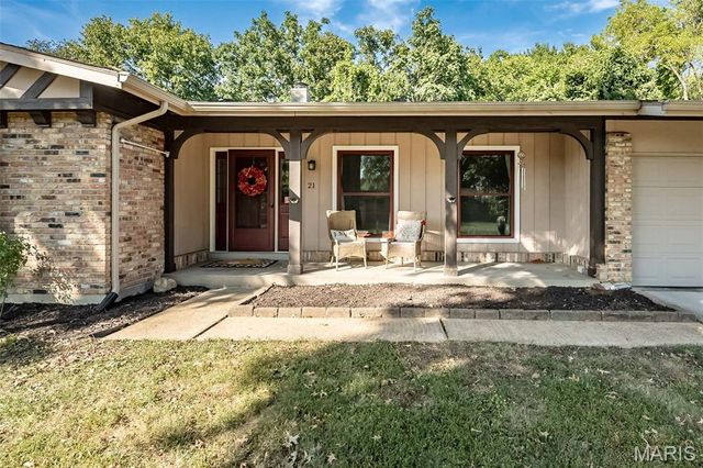 21 San Carlos Drive, St Charles, MO 63303