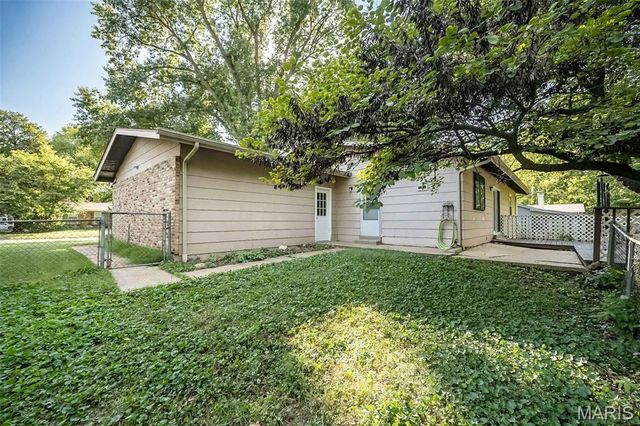 21 San Carlos Drive, St Charles, MO 63303