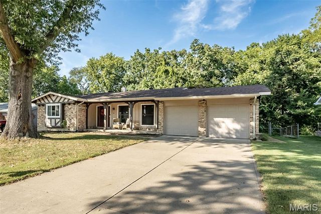 21 San Carlos Drive, St Charles, MO 63303