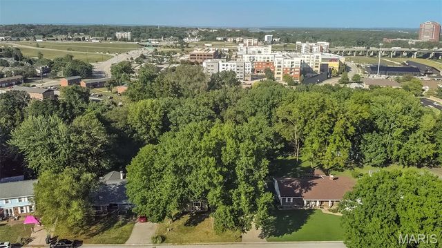 21 San Carlos Drive, St Charles, MO 63303