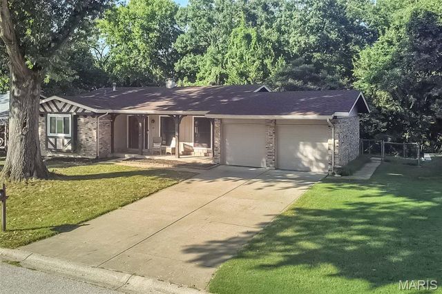 21 San Carlos Drive, St Charles, MO 63303