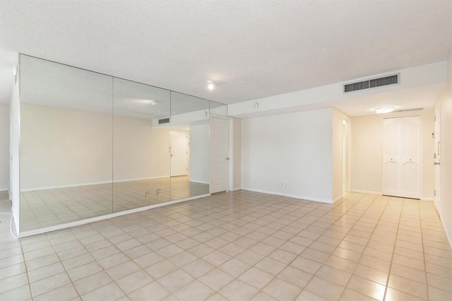 2000 Presidential Way 206, West Palm Beach, FL 33401