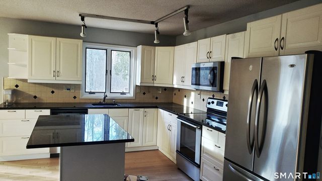 1380 Paradise Avenue, Hamden, CT 06514