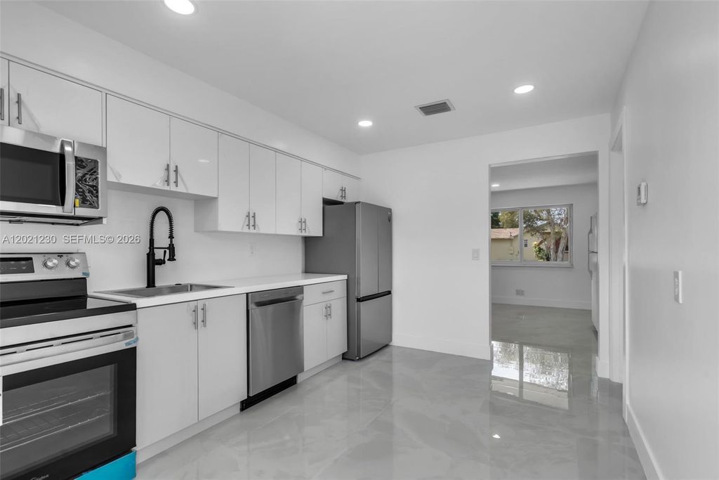 821 SW 7th Ave 2, Hallandale Beach, FL 33009