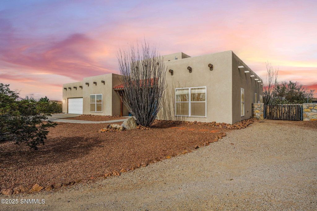 8801 Silk Oak Court, Las Cruces, NM 88011