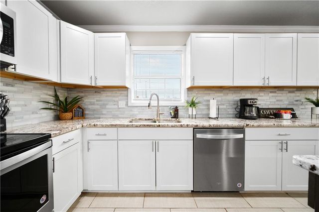 2023 MEMORIAL Drive, Alexandria, LA 71301