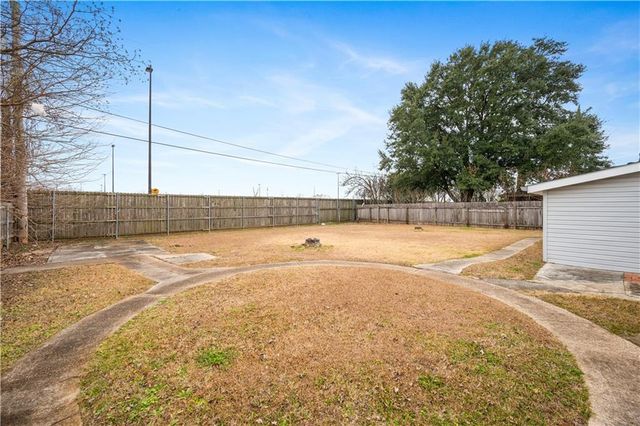 2023 MEMORIAL Drive, Alexandria, LA 71301