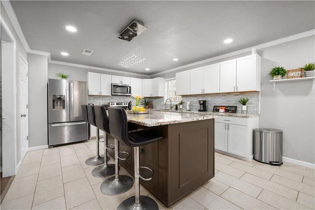 2023 MEMORIAL Drive, Alexandria, LA 71301