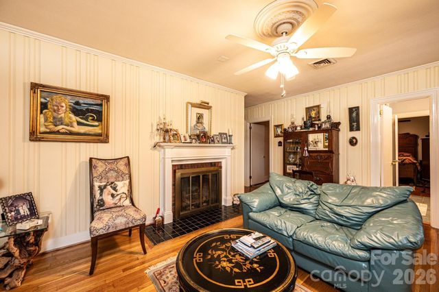 1724 2nd Avenue NW, Hickory, NC 28601