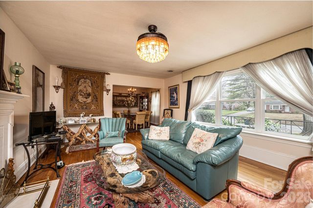 1724 2nd Avenue NW, Hickory, NC 28601