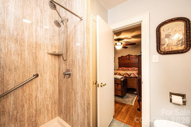 1724 2nd Avenue NW, Hickory, NC 28601