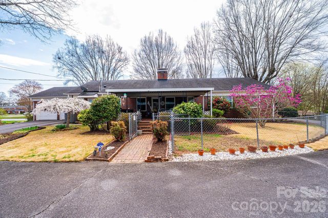 1724 2nd Avenue NW, Hickory, NC 28601