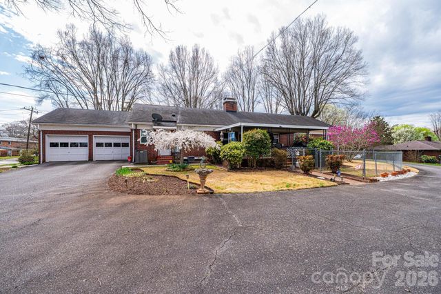 1724 2nd Avenue NW, Hickory, NC 28601