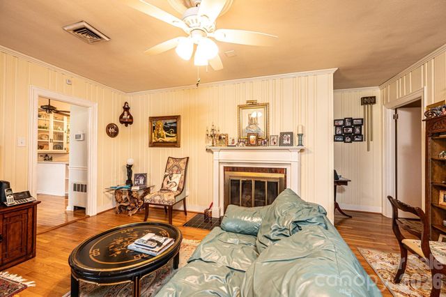 1724 2nd Avenue NW, Hickory, NC 28601