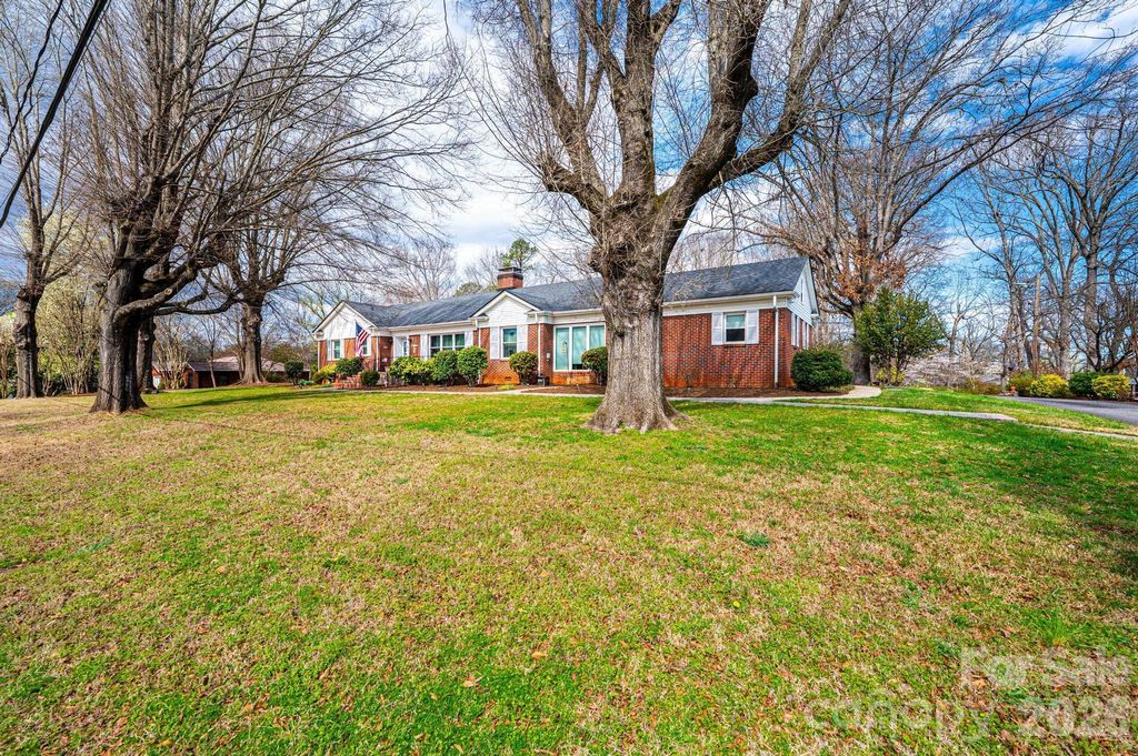 1724 2nd Avenue NW, Hickory, NC 28601