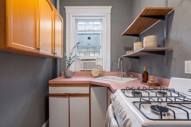 1572 Commonwealth Ave U:8, Boston, MA 02135