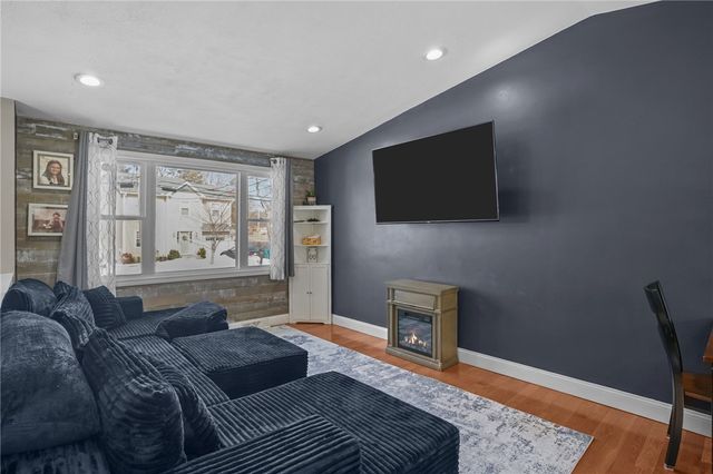 20 Darrow Drive, Warwick, RI 02886