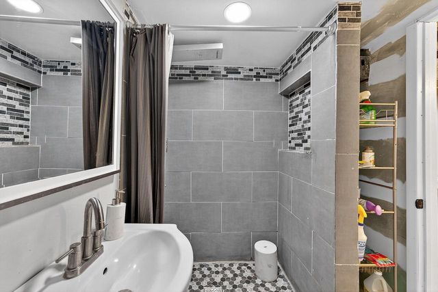 2139 E Leroy AVENUE, Saint Francis, WI 53235