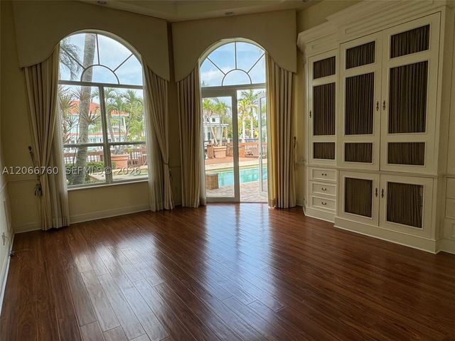 891 Captiva Dr, Hollywood, FL 33019