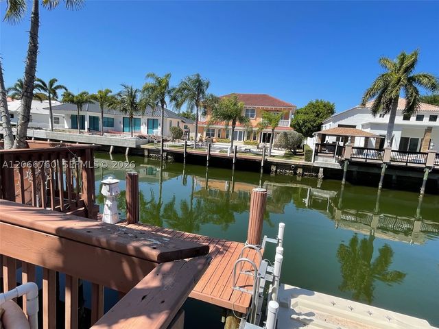 891 Captiva Dr, Hollywood, FL 33019
