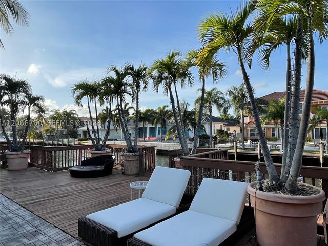 891 Captiva Dr, Hollywood, FL 33019