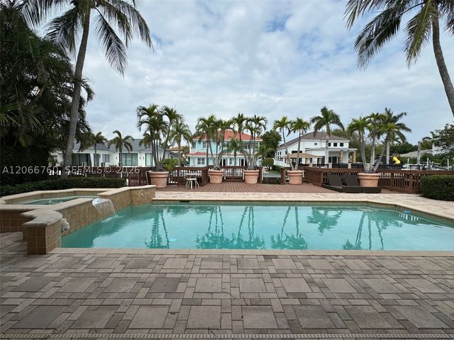 891 Captiva Dr, Hollywood, FL 33019