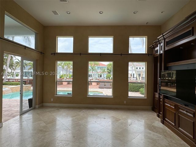 891 Captiva Dr, Hollywood, FL 33019