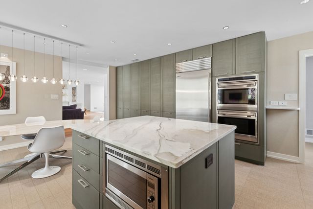 775 Stonegate Drive, Highland Park, IL 60035