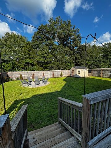 1457 Fredrick Dr, Clarksville, TN 37042