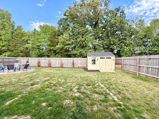1457 Fredrick Dr, Clarksville, TN 37042