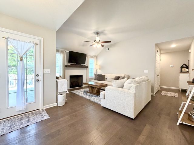 1457 Fredrick Dr, Clarksville, TN 37042