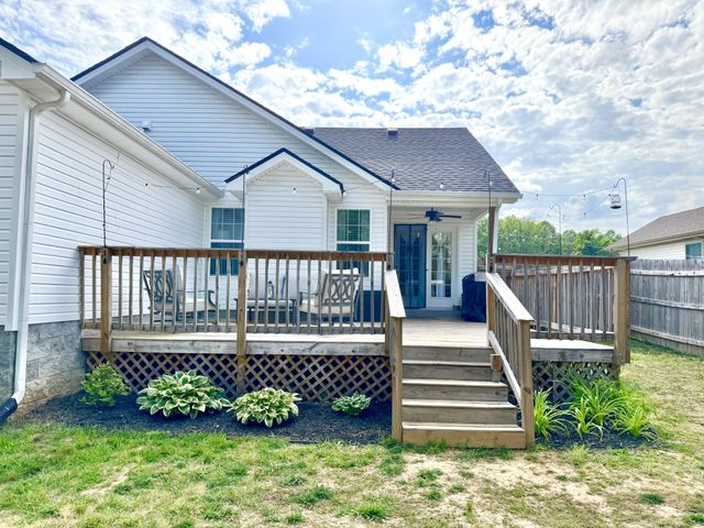 1457 Fredrick Dr, Clarksville, TN 37042