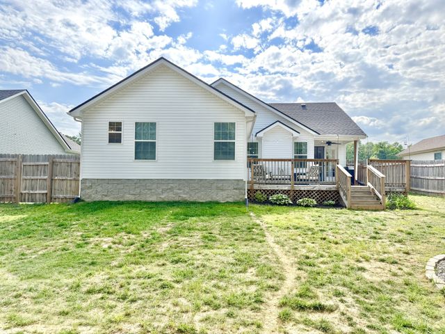 1457 Fredrick Dr, Clarksville, TN 37042