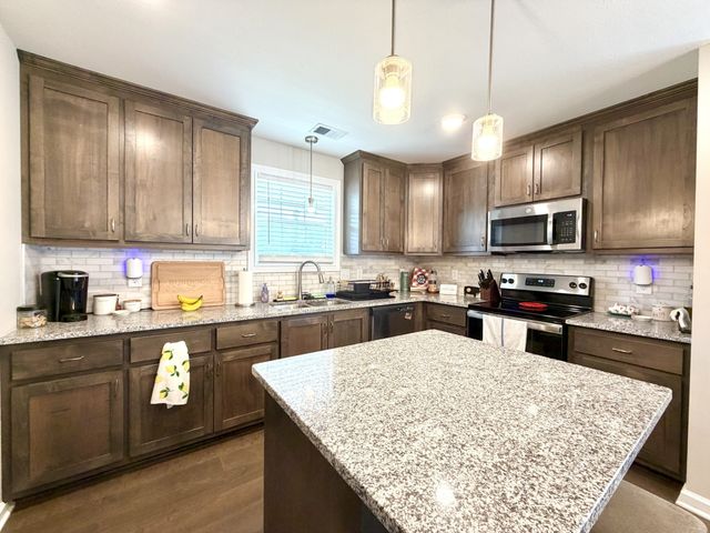 1457 Fredrick Dr, Clarksville, TN 37042