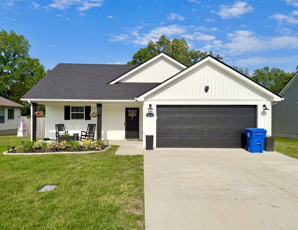 1457 Fredrick Dr, Clarksville, TN 37042